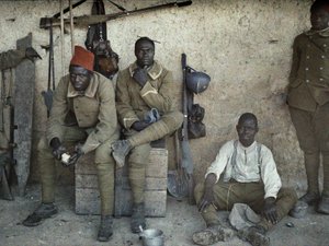 Senegalesiske soldater, der tjener i den franske hær som infanterister, hviler i et rum med kanoner og udstyr, Saint-Ulrich, Department Haut-Rhin, Alsace, Frankrig, 16. juni 1917 (autokrom)